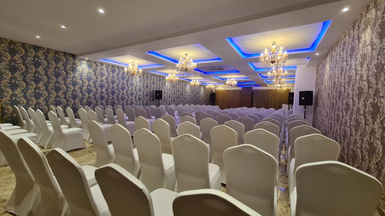 Galaxy Club & Hotel Bijāpur Eksteriør billede