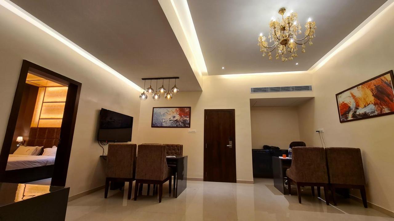 Galaxy Club & Hotel Bijāpur Eksteriør billede