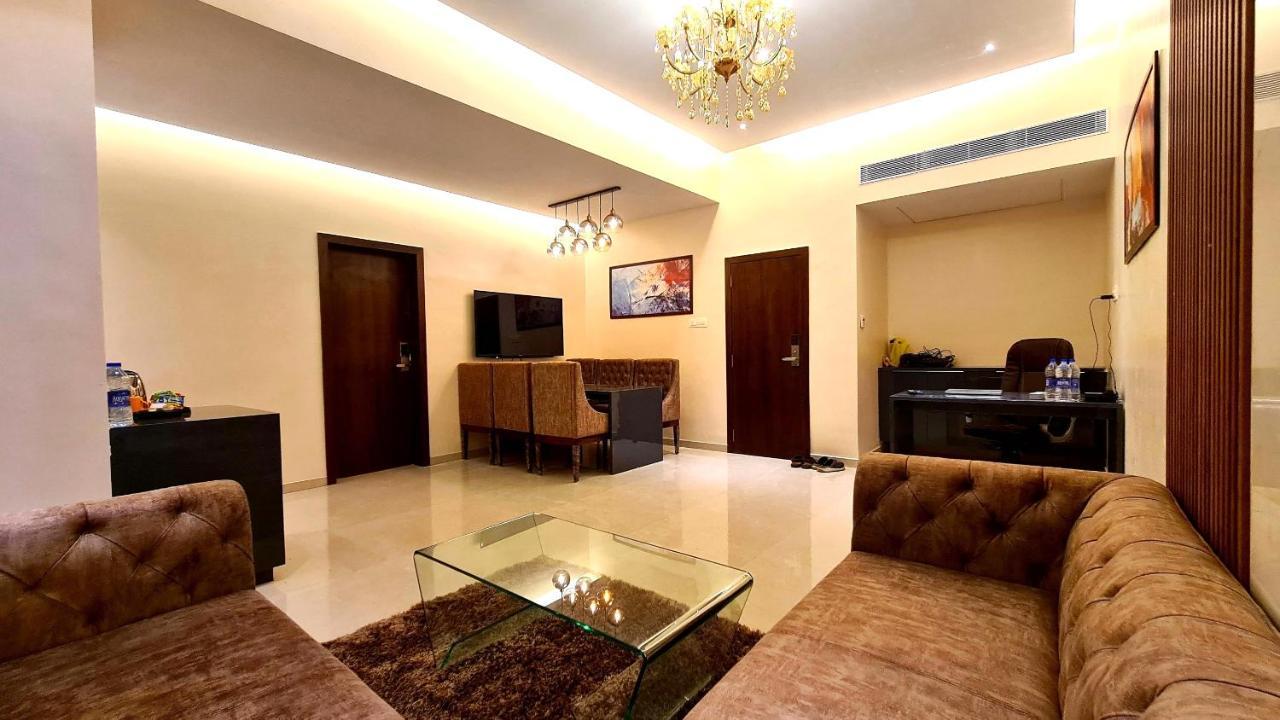 Galaxy Club & Hotel Bijāpur Eksteriør billede