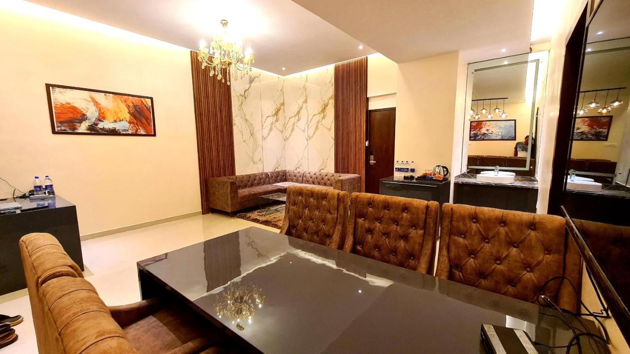 Galaxy Club & Hotel Bijāpur Eksteriør billede
