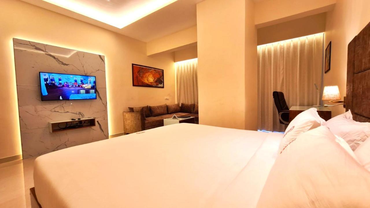 Galaxy Club & Hotel Bijāpur Eksteriør billede